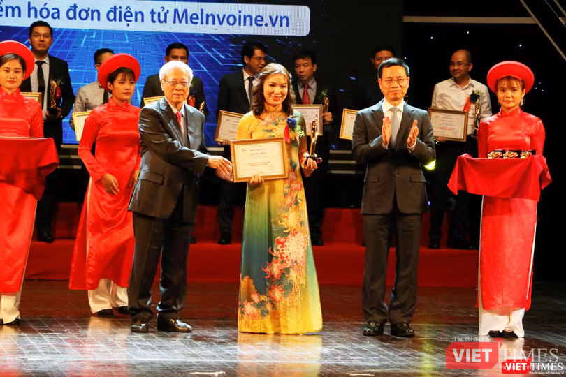 Bà Đinh Thị Thúy thay mặt MISA nhận giải thưởng từ Bộ trưởng Bộ TT&TT Nguyễn Mạnh Hùng và GS.TSKH Đỗ Trung Tá (ảnh: Đăng Khoa)