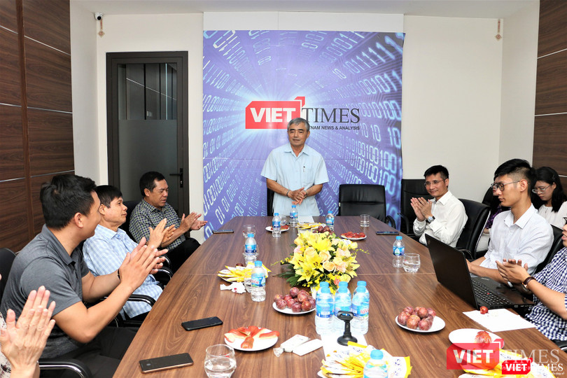 Chủ tịch Nguyễn Minh Hồng biểu dương những thành tích mà VietTimes đã đạt được trong thời gian qua, nhất là những thông tin chính xác, kịp thời về dịch bệnh Covid-19