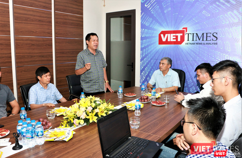 ông Lê Đức Sảo - Phó Tổng biên tập phụ trách Tạp chí điện tử VietTimes báo cáo với Chủ tịch Nguyễn Minh Hồng tình hình hoạt động của Tạp chí thời gian qua