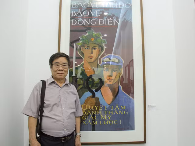 Tác giả Đỗ Mạnh Cương bên tác phẩm của mình trưng bày tại Triển lãm