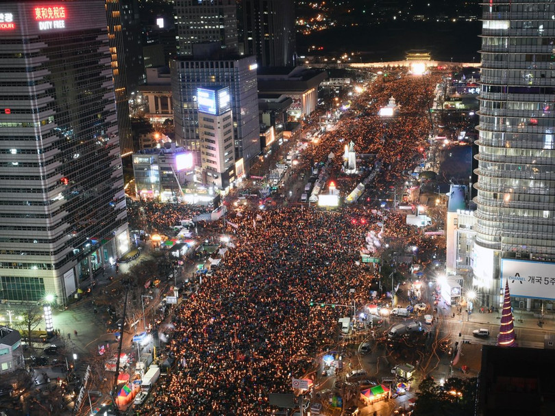 Người biểu tình giơ cao những ngọn nến trong chiến dịch biểu tình chống lại cựu Tổng thống Hàn Quốc Park Geun-hye (ảnh: Getty Images) Người biểu tình giơ cao những ngọn nến trong chiến dịch biểu tình chống lại cựu Tổng thống Hàn Quốc Park Geun-hye (ảnh: Getty Images)