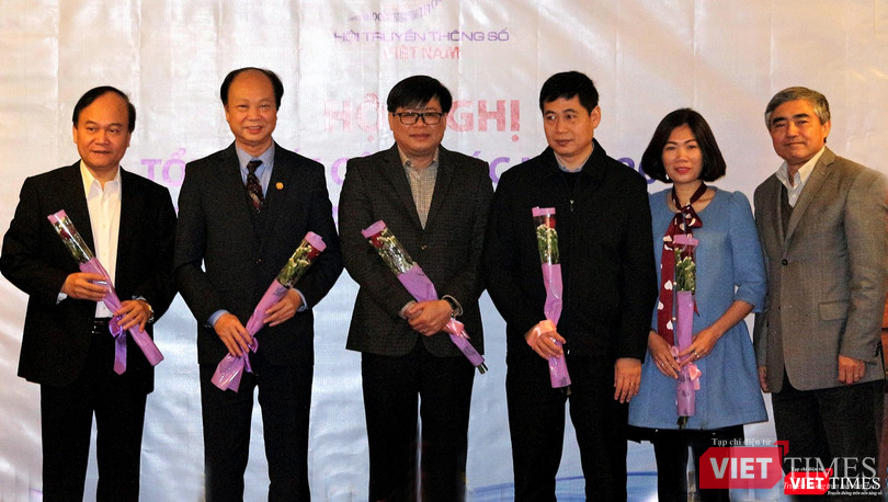 Chủ tịch Hội (người ngoài cùng bên phải) tặng hoa chúc mừng ông Nguyễn Đình Thắng (thứ hai trái sang), ông Nguyễn Thành Phúc (thứ tư trái sang), ông Phạm Gia Khải, ông Hoàng Bảo Hùng và bà Nguyễn Thị Bích Lan trúng cử trong đợt bầu bổ sung lần này.