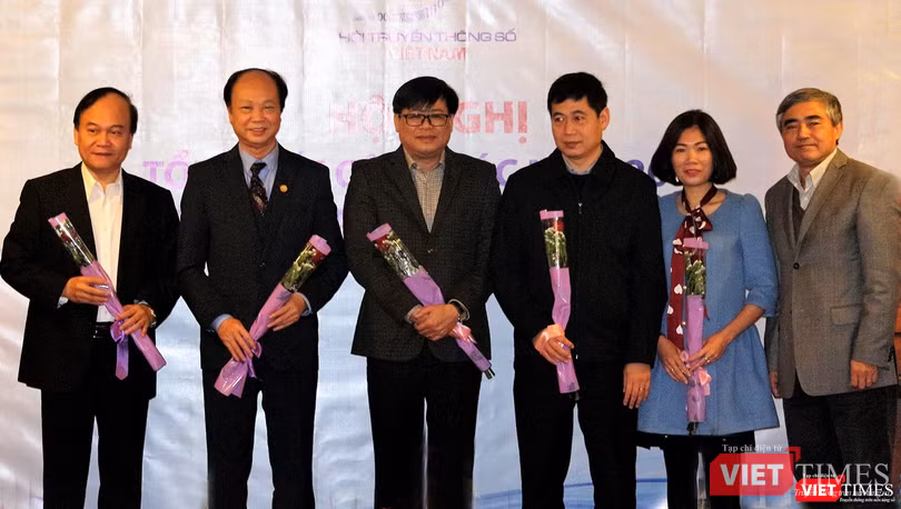 Chủ tịch Hội (người ngoài cùng bên phải) tặng hoa chúc mừng ông Nguyễn Đình Thắng (thứ hai trái sang), ông Nguyễn Thành Phúc (thứ tư trái sang), ông Phạm Gia Khải, ông Hoàng Bảo Hùng và bà Nguyễn Thị Bích Lan trúng cử trong đợt bầu bổ sung lần này. Chủ tịch Hội (người ngoài cùng bên phải) tặng hoa chúc mừng ông Nguyễn Đình Thắng (thứ hai trái sang), ông Nguyễn Thành Phúc (thứ tư trái sang), ông Phạm Gia Khải, ông Hoàng Bảo Hùng và bà Nguyễn Thị Bích Lan trúng cử trong đợt bầu bổ sung lần này.