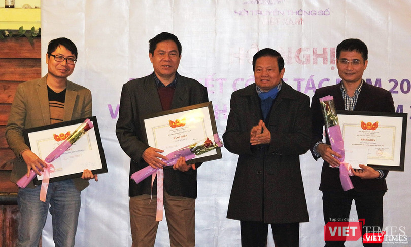 Chủ tịch danh dự Lê Doãn Hợp trao bằng khen cho ông Nguyễn Quang Đồng - Viện trưởng Viện Nghiên cứu Chính sách và Phát triển truyền thông (IPS), Nhà báo Lê Đức Sảo -- Chủ nhiệm CLB Café Số và Nhà báo Đinh Văn Hải -- Chủ nhiệm Tạp chí điện tử VietTimes.