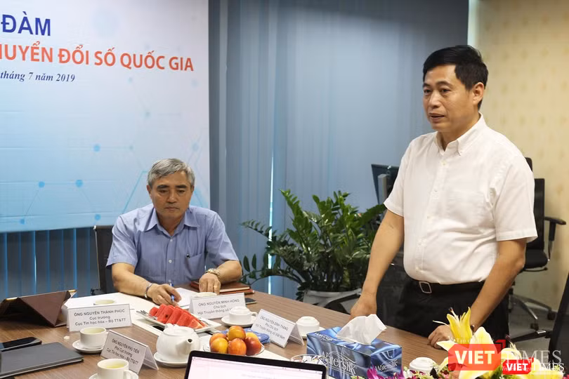 TS Nguyễn Thành Phúc trình bày với các đại biểu về Dự thảo Đề án Chuyển đổi số Quốc gia