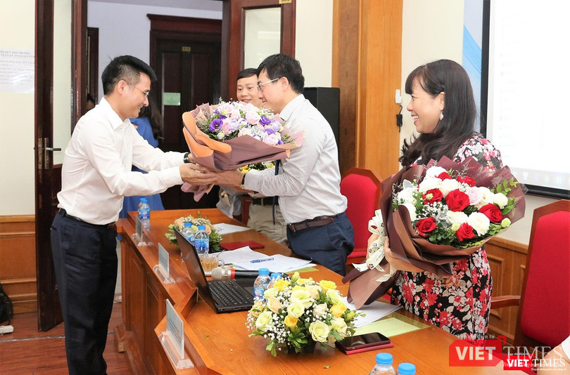 Đại diện Tạp chí Điện tử VietTimes tặng hoa các Giáo sư, bác sỹ tham gia giao lưu trực tuyến