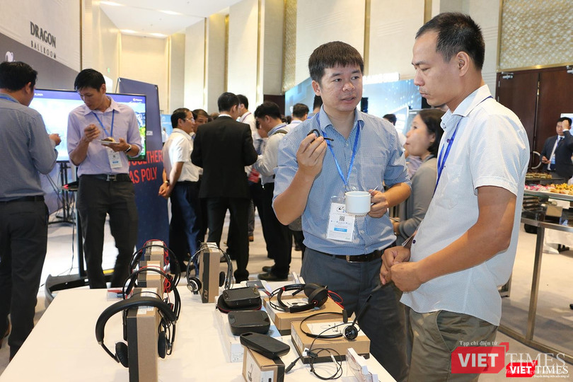 Khách tham quan gian triển lãm của công ty Poly