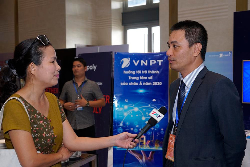 ông Hà Thái Bảo trả lời phỏng vấn các phóng viên