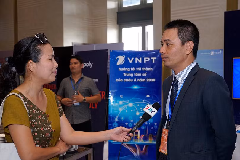 ông Hà Thái Bảo trả lời phỏng vấn các phóng viên