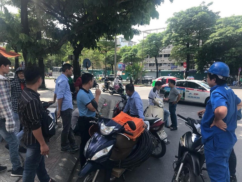 Các doanh nghiệp viễn thông, Internet và truyền hình có mặt tại hiện trường bị cắt cáp.