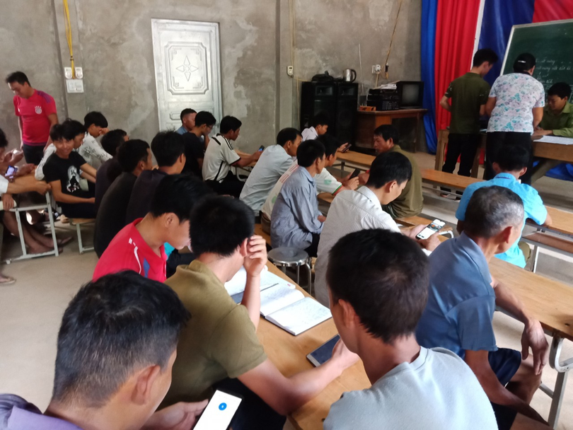 Xã Xuân Thượng huyện Bảo Yên tổ chức triển khai hướng dẫn cài đặt Bluezone cho bà con nhân dân các thôn bản