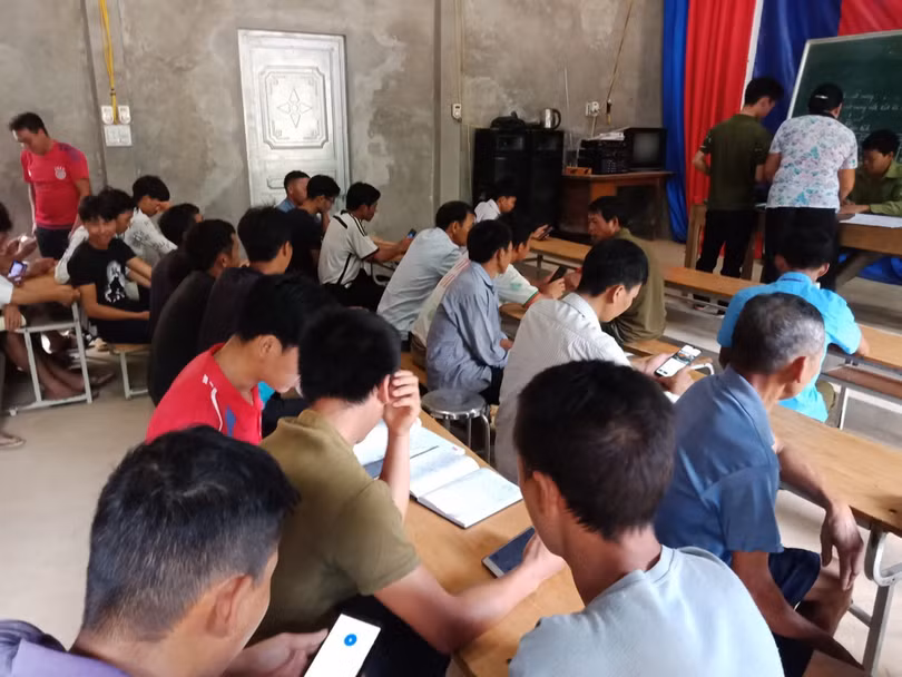 Xã Xuân Thượng huyện Bảo Yên tổ chức triển khai hướng dẫn cài đặt Bluezone cho bà con nhân dân các thôn bản