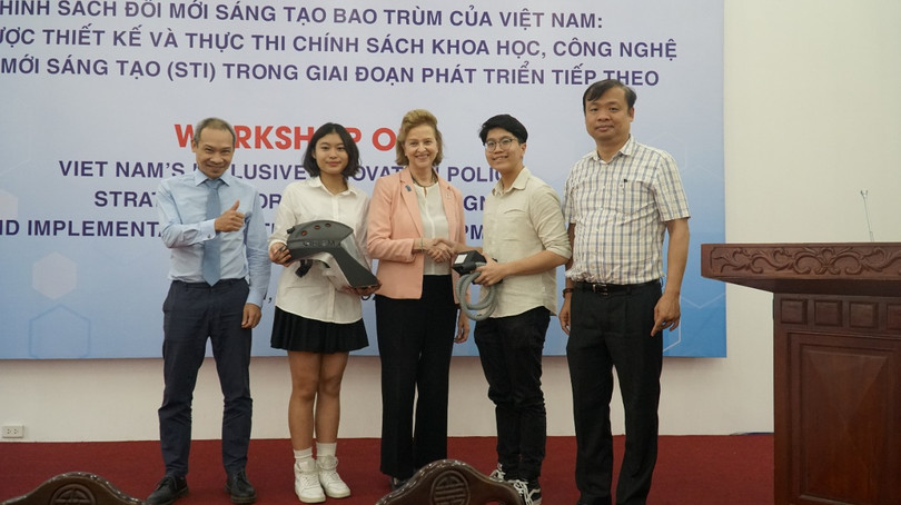 Minh Đức và Khánh An giới thiệu chiếc mũ tại hội thảo khoa học công nghệ do UNDP phối hợp với CIEM tổ chức ngày 3/7/2020 (ảnh: UNDP)