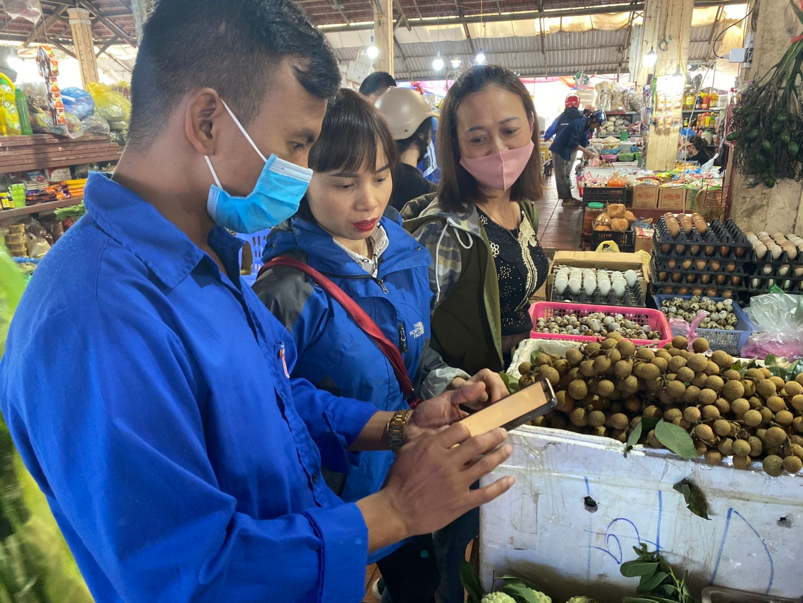 Đoàn thanh niên tuyên truyền cài đặt Bluezone tại chợ Sapa