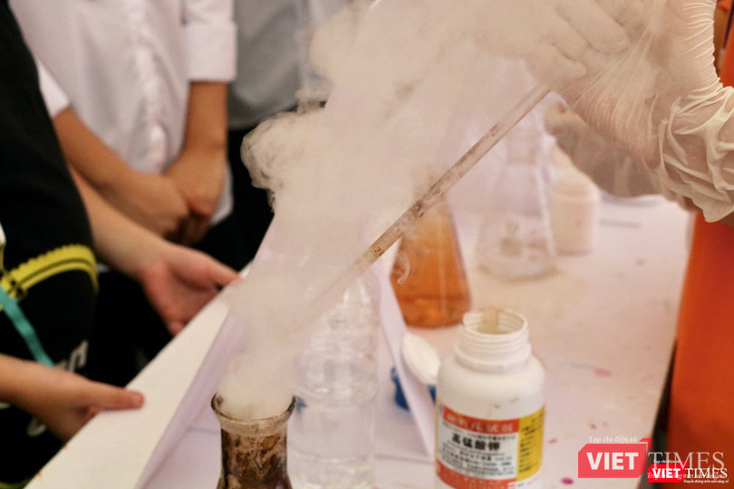 Thí nghiệm hóa học tại sự kiện Thí nghiệm hóa học tại sự kiện