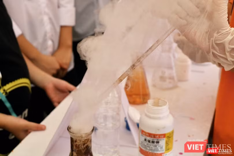 Thí nghiệm hóa học tại sự kiện