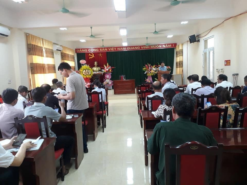 UBND thị trấn Phố Ràng phối hợp với Mặt trận tổ quốc và các đoàn thể triển khai cài đặt ứng dụng khẩu trang điện tử "Bluezone"