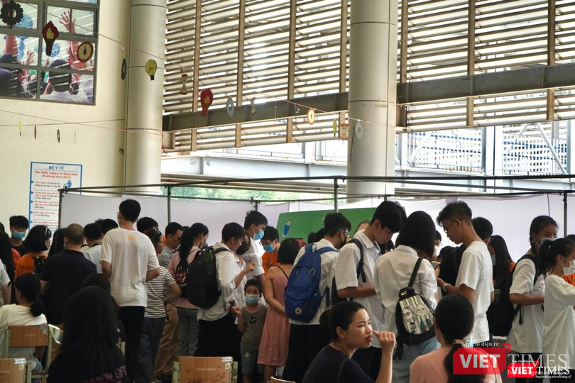 Sự kiện Science Tornado thu hút nhiều học sinh và phụ huynh đến tham dự. Sự kiện Science Tornado thu hút nhiều học sinh và phụ huynh đến tham dự.