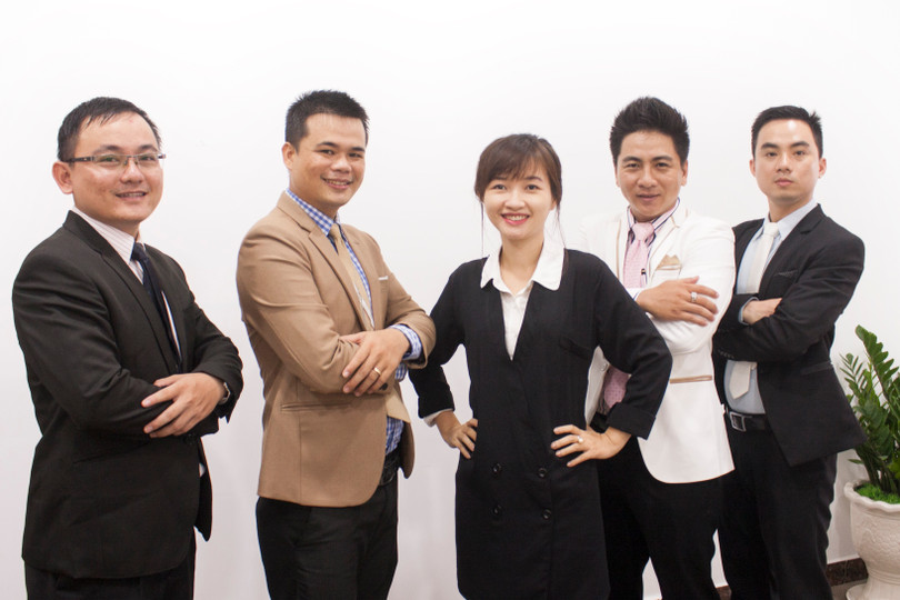 Cao Trung Hiếu (ngoài cùng bên trái) giao lưu cùng lãnh đạo các start-up (ảnh: Hòa Bình)