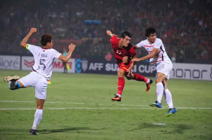 Tiền đạo Nguyễn Tiến Linh đánh đầu ghi bàn mở tỷ số (ảnh: Fox Sport)