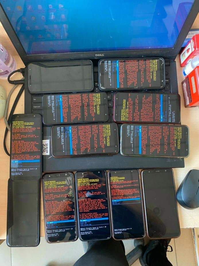 Các máy bị lỗi đang phải chạy lại phần mềm Các máy bị lỗi đang phải chạy lại phần mềm