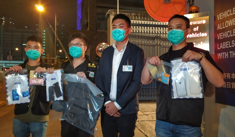 Cảnh sát bắt giữ nghi phạm cùng những đồ dùng cá nhân (ảnh: SCMP) Cảnh sát bắt giữ nghi phạm cùng những đồ dùng cá nhân (ảnh: SCMP)
