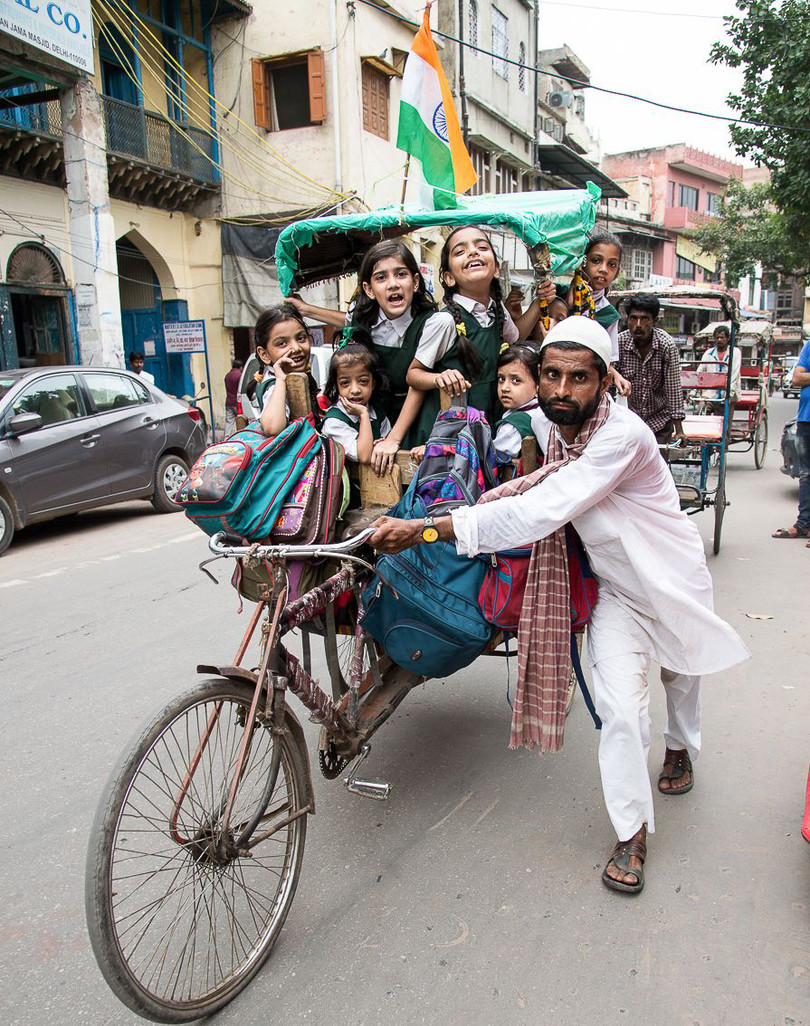 Xích lô là phương tiện đến trường của nhiều trẻ em Ấn Độ