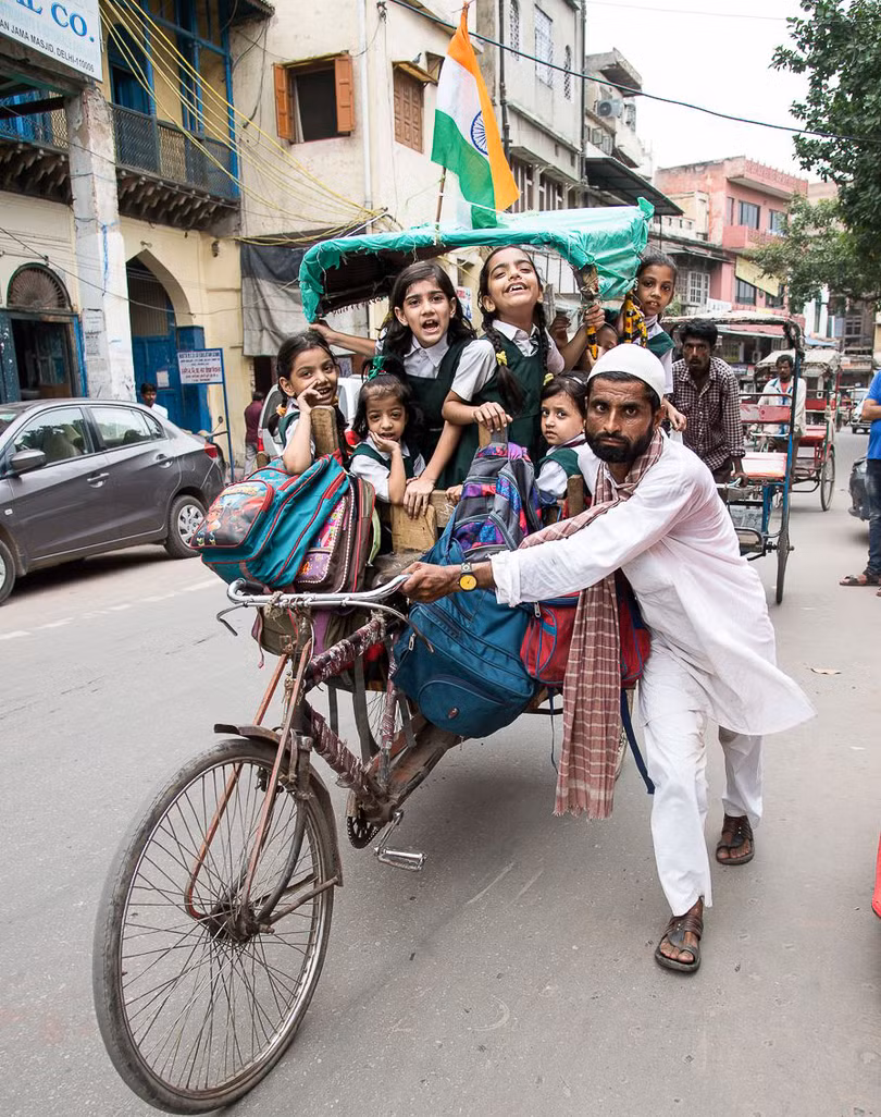 Xích lô là phương tiện đến trường của nhiều trẻ em Ấn Độ Xích lô là phương tiện đến trường của nhiều trẻ em Ấn Độ