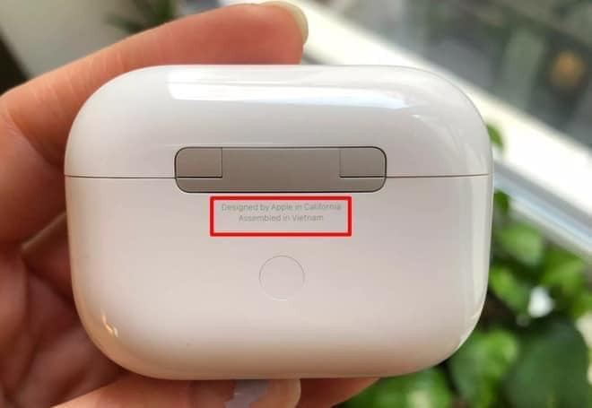 Mẫu tai nghe AirPods Pro với dòng chữ Assembled in Vietnam