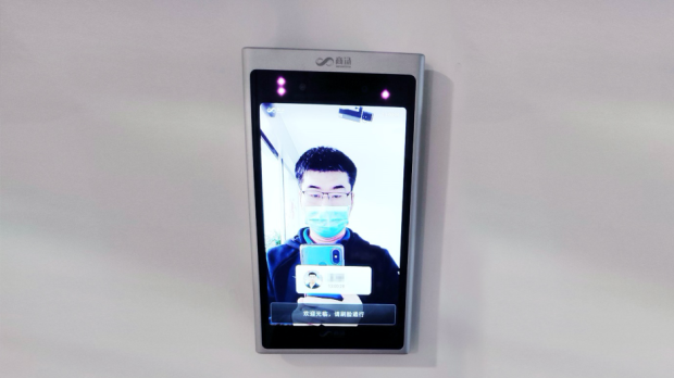 Một hình ảnh từ trang web của SenseTime cho thấy hệ thống xác định một nhân viên đang đeo khẩu trang