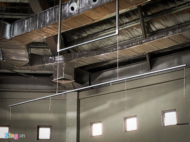 Khung treo quốc kỳ trống không tại nhà thi đấu Ninoy Aquino (ảnh: Zing.vn) Khung treo quốc kỳ trống không tại nhà thi đấu Ninoy Aquino (ảnh: Zing.vn)