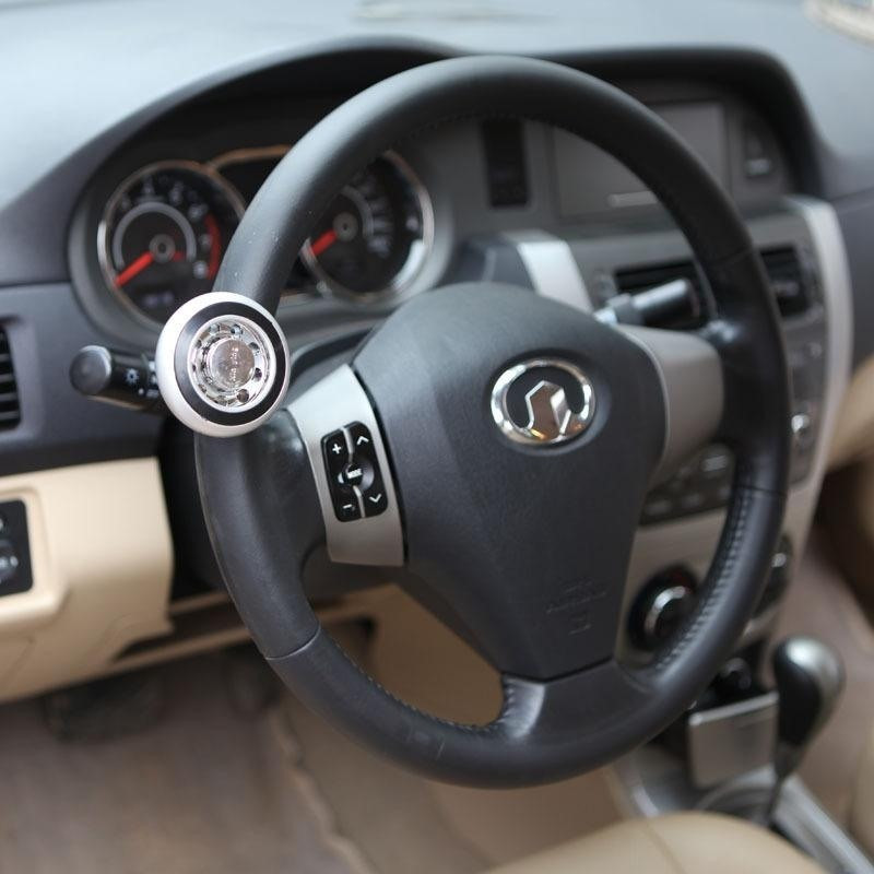 Phụ kiện này có thể vướng vào tay áo gây ra tình huống nguy hiểm. Ảnh BD