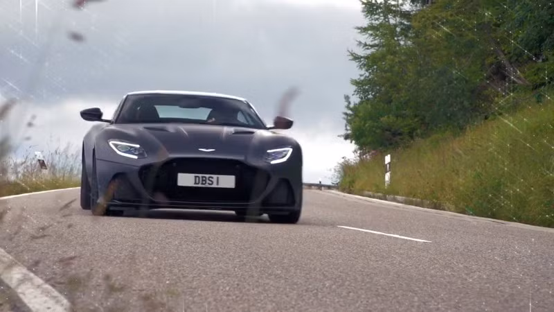 Chiếc DBS Superleggera đặc biệt này sở hữu màu sơn ngoại thất xanh đậm, có phần ngả đen và được hoàn thiện bóng