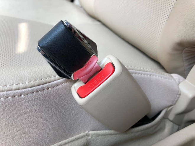 Cắm chốt cài “giả” sẽ làm túi khí không hoạt động khi xảy ra tai nạn mạnh. Ảnh BD