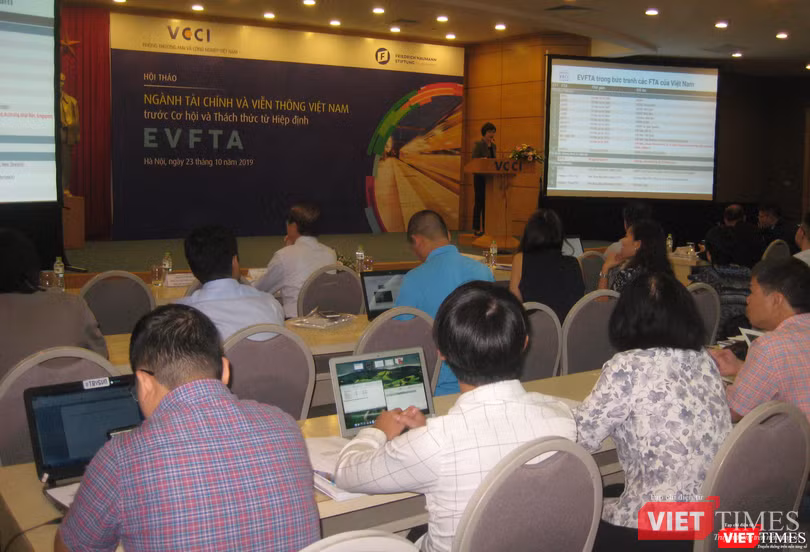 Bà Nguyễn Thị Thu Trang - Giám đốc Trung tâm WTO và hội nhập của VCCI giới thiệu về cơ hội và thách thức của các ngành tài chính và viễn thông với hiệp định EVFTA