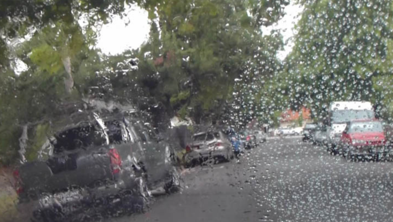 Nước gom gọn thành hạt, thành dòng thay vì chảy tràn lan. Ảnh BD