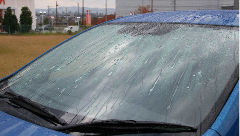 Khi phủ nano, nước sẽ khó đọng hay bám lâu trên kính lái. Ảnh BD