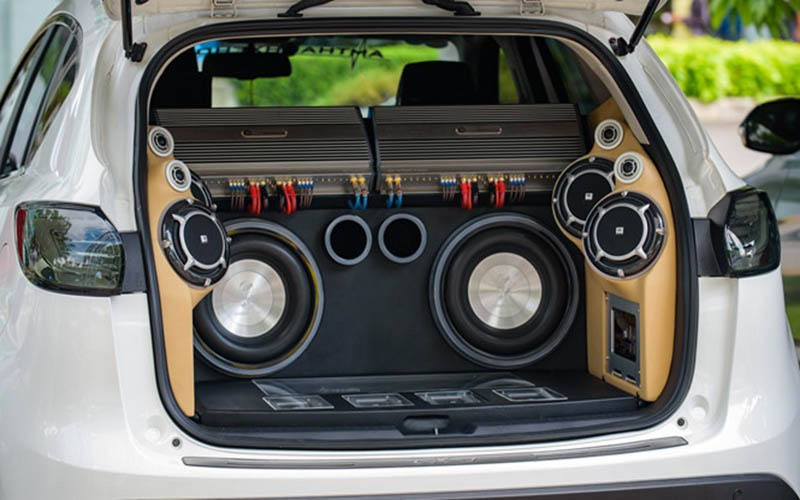 Lắp loa công suất lớn sẽ khiến hệ thống điện trong xe quá tải. Ảnh BD
