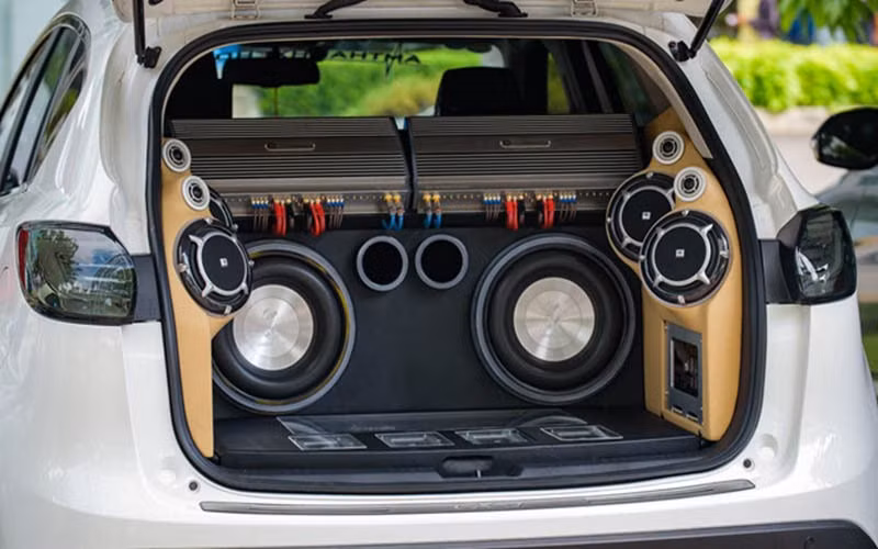 Lắp loa công suất lớn sẽ khiến hệ thống điện trong xe quá tải. Ảnh BD