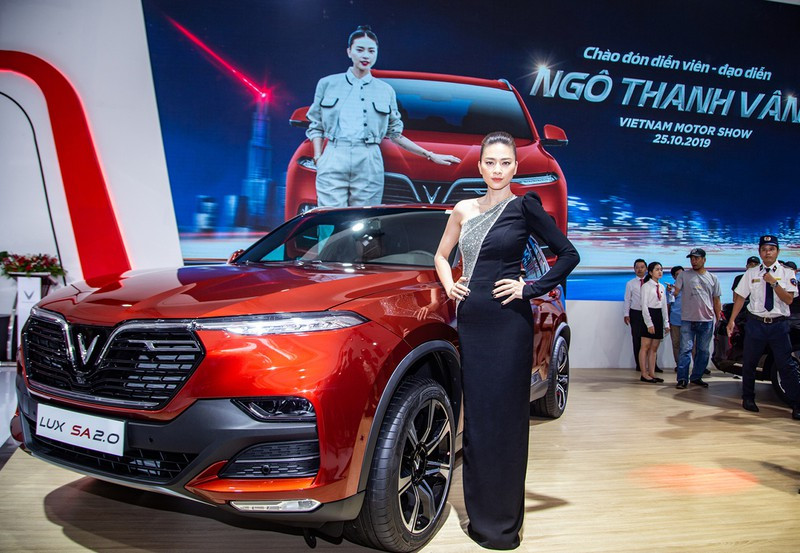 Chiếc SUV của Ngô Thanh Vân có màu cam đỏ nổi bật