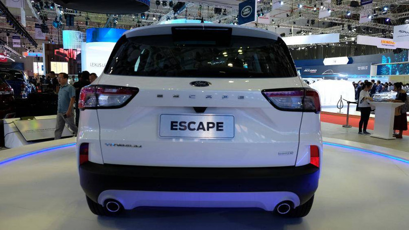 Đuôi xe Ford Escape thể hiện phiên bản trưng bày là Titanium cao cấp nhất Đuôi xe Ford Escape thể hiện phiên bản trưng bày là Titanium cao cấp nhất