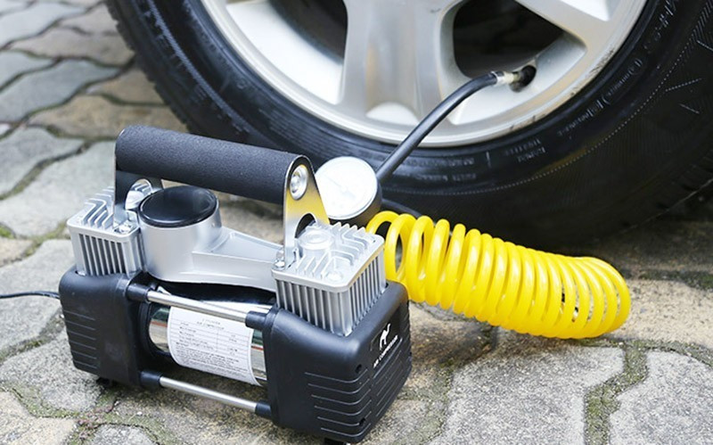 Bơm lốp mini là phụ kiện khá hữu dụng. Ảnh BD