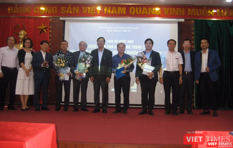 Các thành viên Ban vận động thành lập Hiệp hội Đổi mới Sáng tạo và Hỗ trợ Khởi nghiệp Thành phố Hà Nội chụp ảnh lưu niệm cùng ông Trần Ngọc Nam - Phó Giám đốc Sở Kế hoạch và Đầu tư Hà Nội cùng một số khách mời của hội thảo Các thành viên Ban vận động thành lập Hiệp hội Đổi mới Sáng tạo và Hỗ trợ Khởi nghiệp Thành phố Hà Nội chụp ảnh lưu niệm cùng ông Trần Ngọc Nam - Phó Giám đốc Sở Kế hoạch và Đầu tư Hà Nội cùng một số khách mời của hội thảo