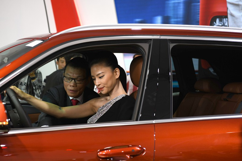 "Đả nữ" Ngô Thanh Vân khám phá mẫu VinFast Lux SA2.0 sau khi nhận bàn giao