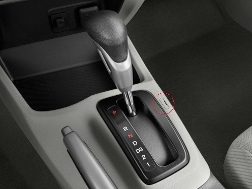 Nút Shift Lock nằm ẩn bên trong. Ảnh BD Nút Shift Lock nằm ẩn bên trong. Ảnh BD