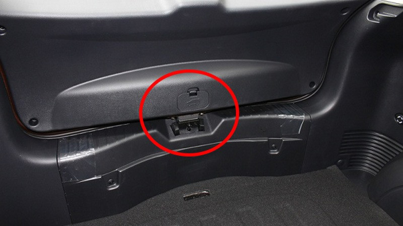 Nắp đậy cửa thoát hiểm. Ảnh BD Nắp đậy cửa thoát hiểm. Ảnh BD