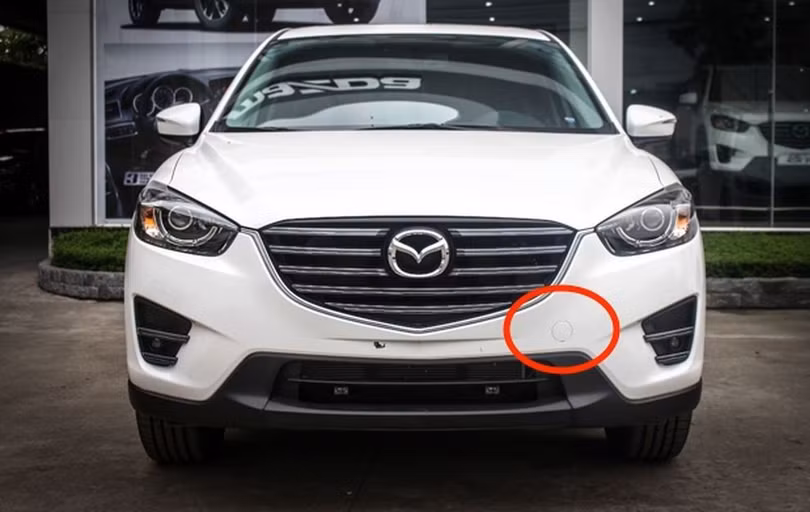 Lỗ móc cáp cứu hộ trên ôtô. Ảnh BD Lỗ móc cáp cứu hộ trên ôtô. Ảnh BD