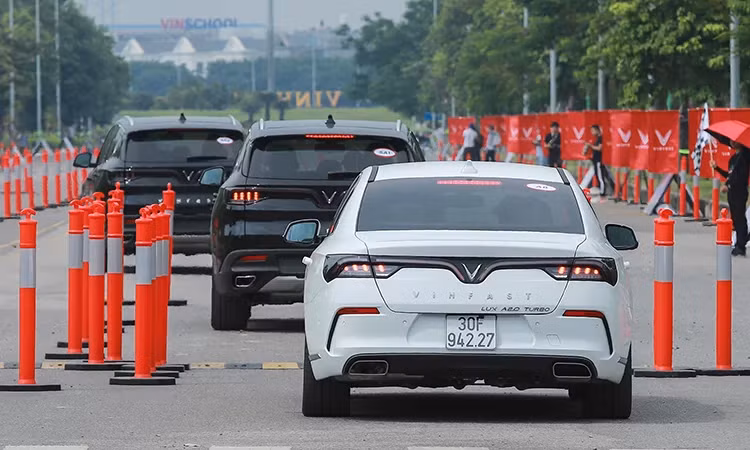 Lux A2.0 và Lux SA2.0 trong một chương trình lái thử ở Long Biên, Hà Nội hôm 26/9. Ảnh: Lương Dũng