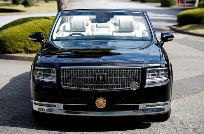 Siêu xe cho Nhật hoàng nhìn từ phía trước