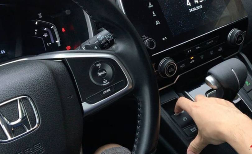 Muốn nhả phanh tay, lái xe chỉ cần dùng ngón tay móc nhẹ. Ảnh BD